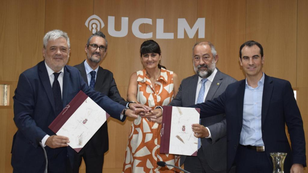 Firma del acuerdo. Foto: UCLM.