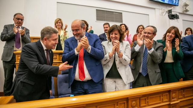 Emiliano García-Page, aplaudido por sus consejeros en el Debate de la Región de 2022.