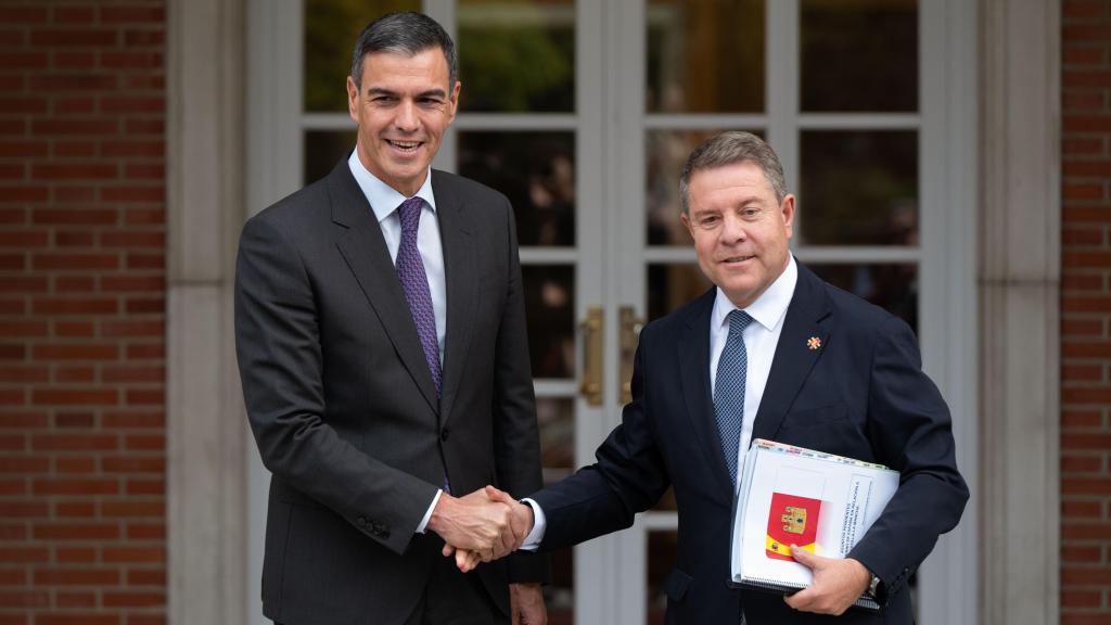 Pedro Sánchez (a la izquierda en la fotografía) ha recibido este viernes a Emiliano García-Page (derecha) en la Moncloa.