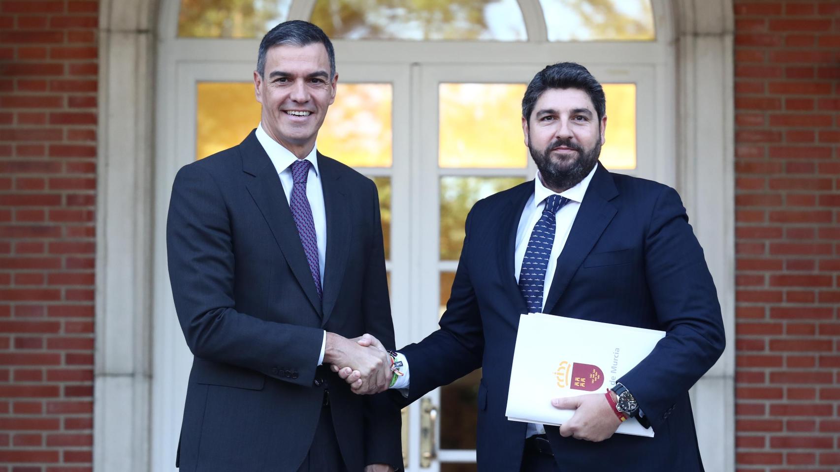 El presidente del Gobierno, Pedro Sánchez, este viernes, recibiendo en el Palacio de la Moncloa al jefe del Ejecutivo de la Región de Murcia, Fernando López Miras.