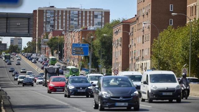 Varios coches circulan en la A-5, en Madrid, hace unas semanas.