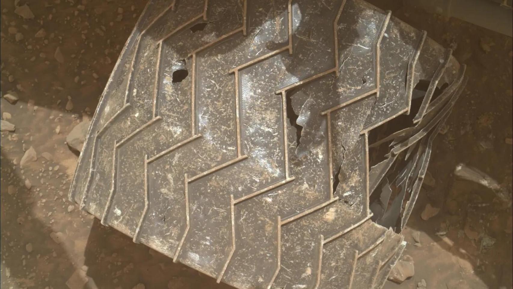 Rueda rota del Curiosity, el rover de la NASA en Marte