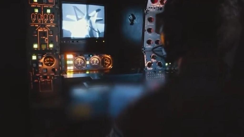 Un militar israelí usando el sistema de control remoto del avión cisterna 707.