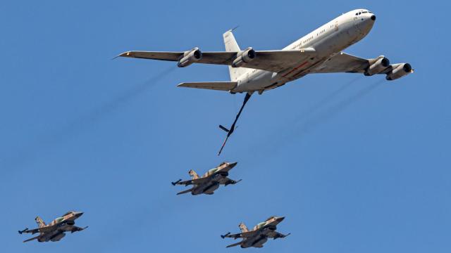 Un avión cisterna 707 israelí reabasteciendo combustible a varios cazas F-16.