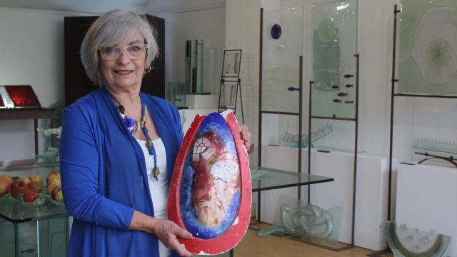 Julia Ares con la muestra inicial del esmalte para las farolas del Paseo que entregó al Concello en 1995.