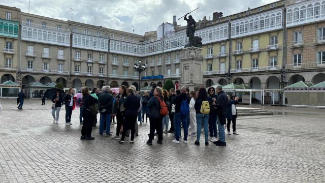 Turistas con un guía en la plaza de María Pita de A Coruña.