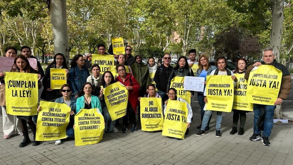 Un grupo de profesionales, protestando por la lentitud de la homologación de los títulos en España.