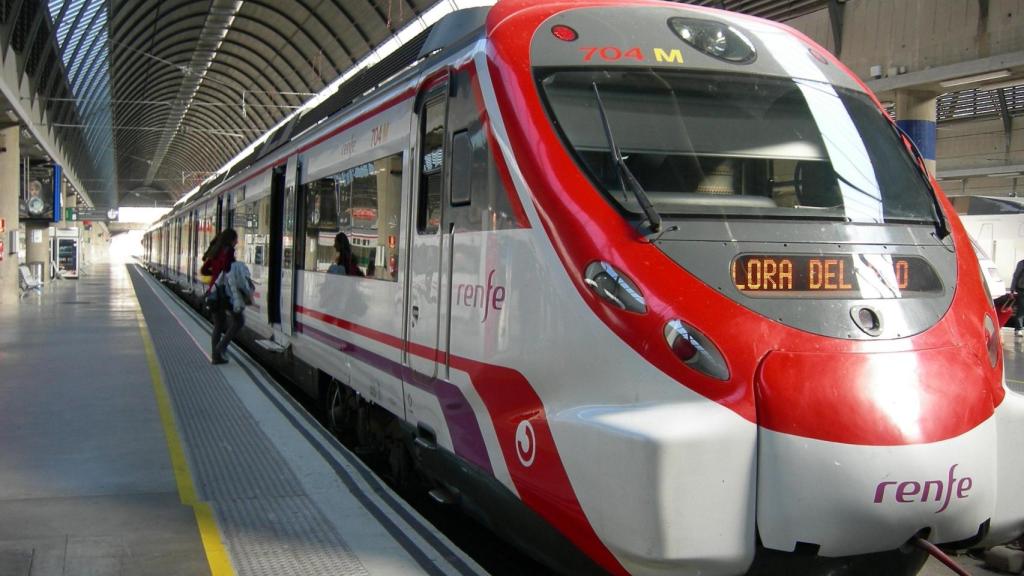 Un tren de Cercanías, en la estación de Santa Justa.