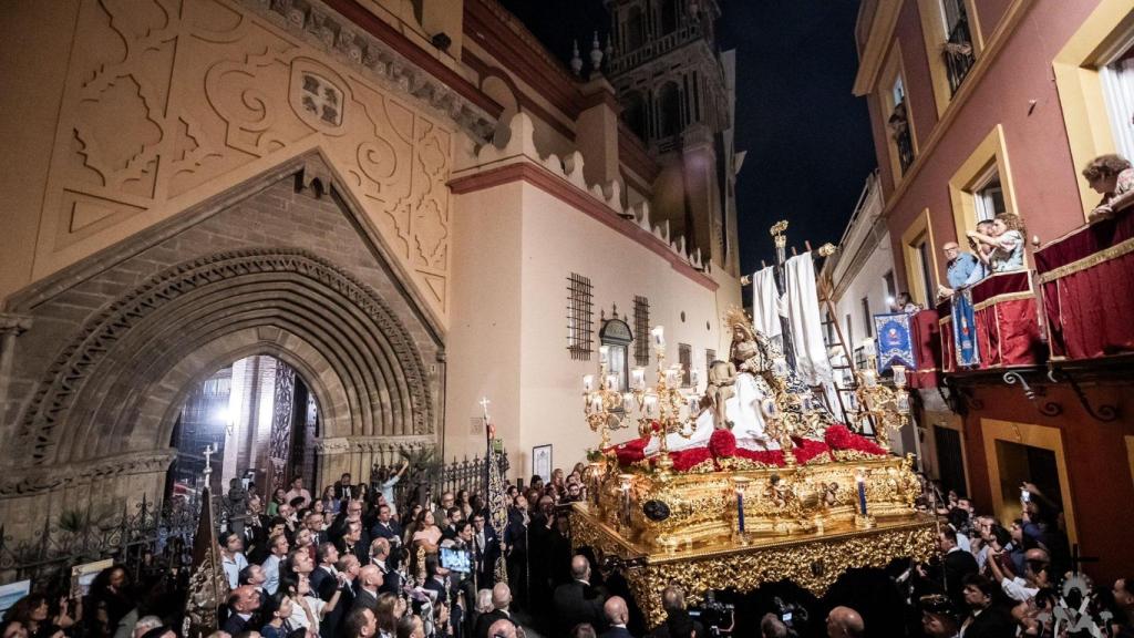 Procesión extraordinaria de la Virgen de la Piedad, de la hermandad del Baratillo, con motivo de su Coronación Canónica, el pasado septiembre.