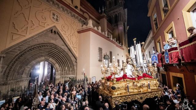 Procesión extraordinaria de la Virgen de la Piedad, de la hermandad del Baratillo, con motivo de su Coronación Canónica, el pasado septiembre.