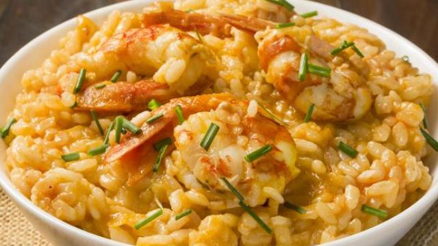 Adiós a la paella: la receta tradicional gallega de arroz meloso con gambas y sepia que enamora a todos