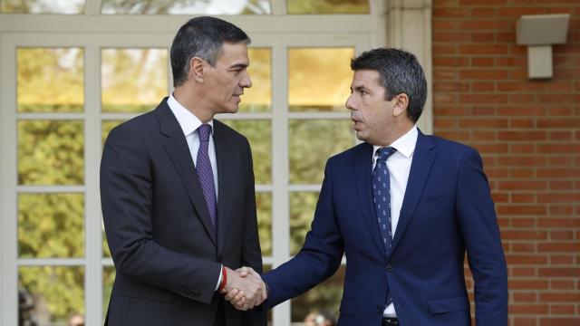 El presidente del Gobierno, Pedro Sánchez, y el presidente del Ejecutivo valenciano, Carlos Mazón, durante una reunión en la Moncloa