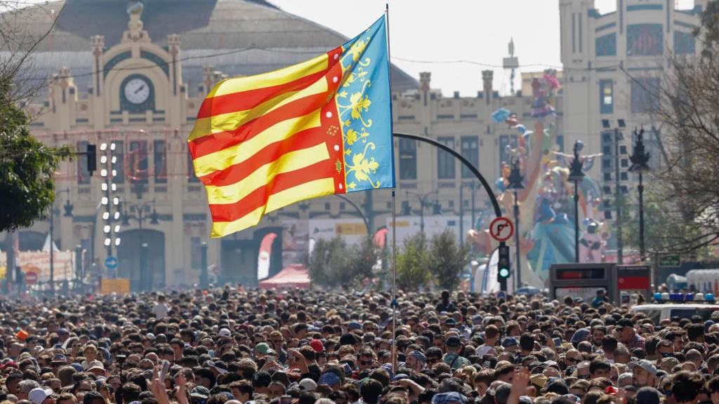 La 'senyera' valenciana ondea entre la multitud que asistió a las Fallas de 2024.