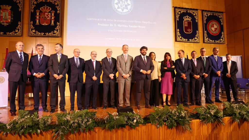 El acto de toma de posesión de Mathieu Kessler (c).