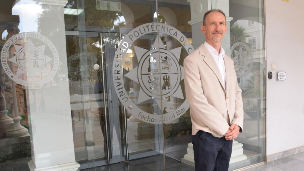 Una foto de archivo de Mathieu Kessler frente a una facultad de la Universidad Politécnica de Cartagena.