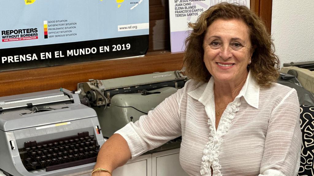 Elena Blanco posa junto a una antigua máquina de escribir.