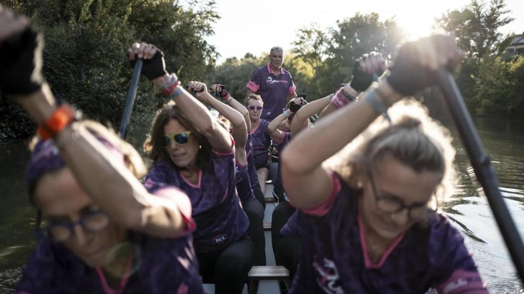 Las Vallkirias reman al ritmo del tambor. Su constancia y fortaleza les han llevado a ser campeonas en todas las categorías. Fotografía realizada con la Leica Q3.