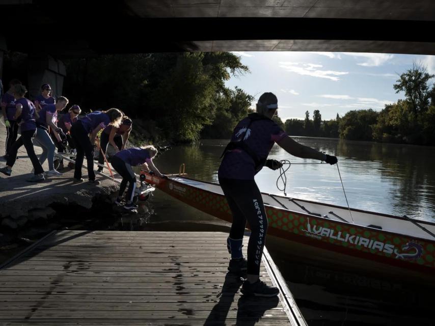 Las Vallkirias de Pisuerga son un ejemplo de superación. En la foto se ayudan entre ellas para llevar el bote al rio. Fotografía realizada con la Leica Q3.