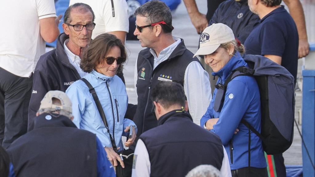 Laurence Debray y la infanta Elena esperando la llegada de Juan Carlos I.