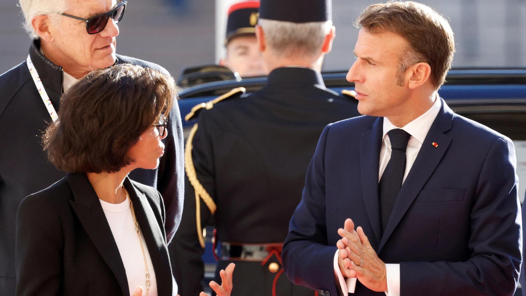 La secretaria general de la Francofonía, Louise Mushikiwabo, habla con el presidente francés, Emmanuel Macron, al inicio de la sesión inaugural de la 19.ª Cumbre de la Francofonía en el Grand Palais de París, Francia, el 5 de octubre de 2024.