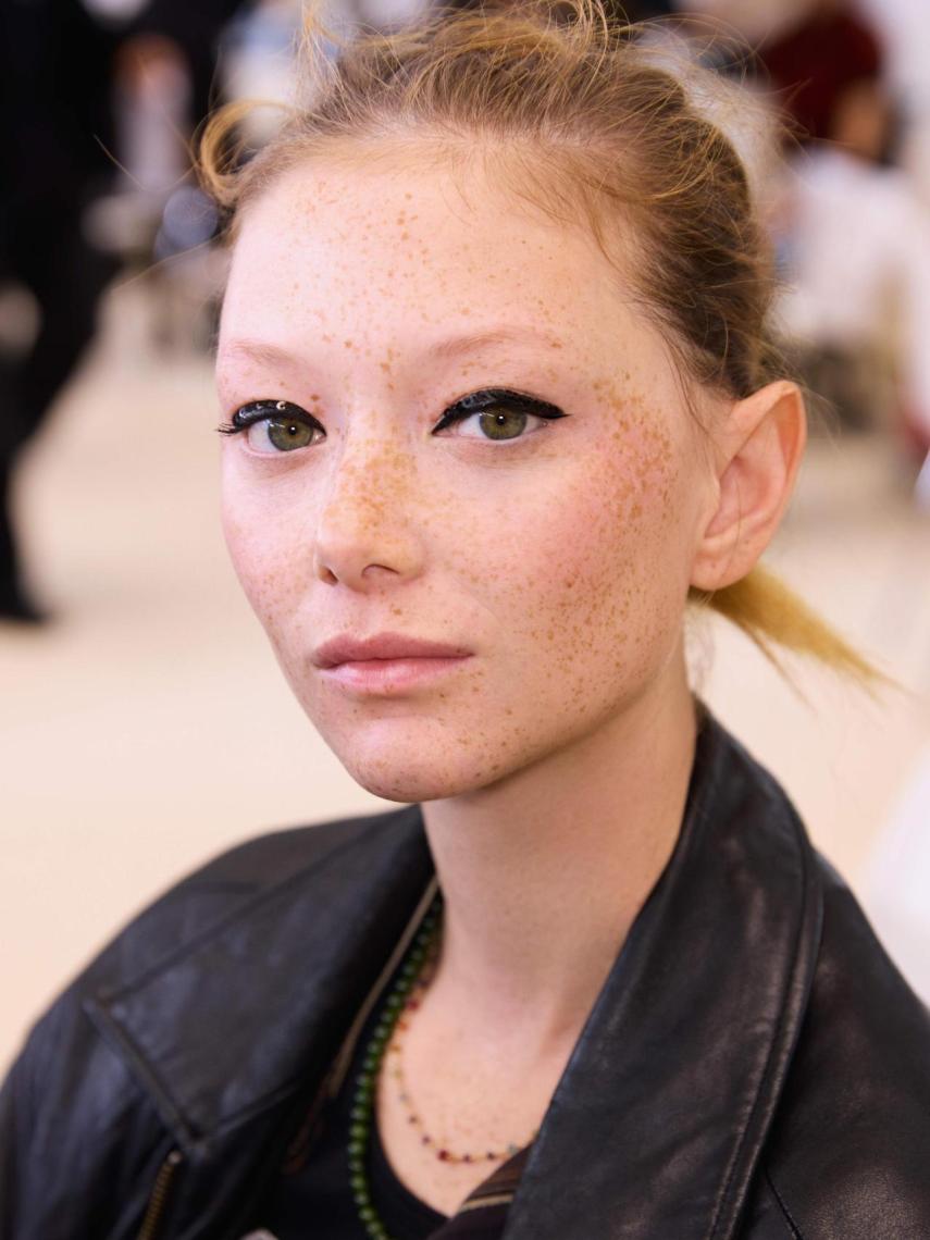 Detalle del look de belleza del desfile de Chanel.