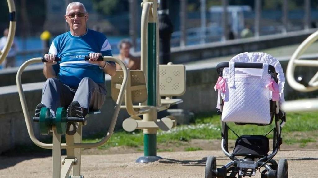 Abuelos cuidando de sus nietos en un parque.