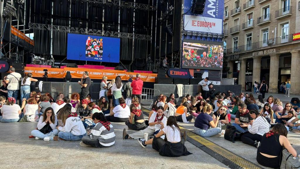 Una veintena de fans, esperando varias horas antes del Pregón.