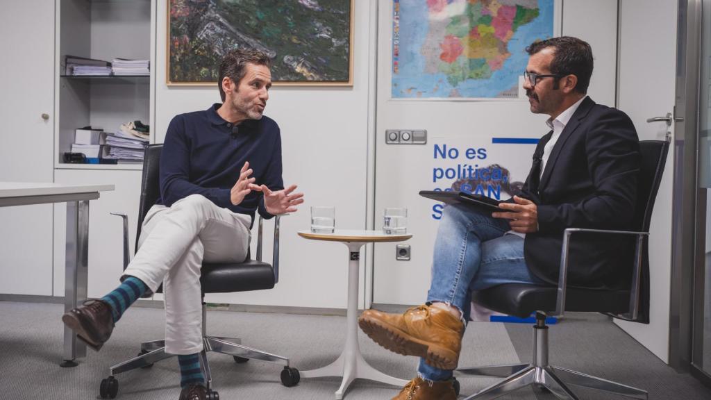 Borja Sémper junto al periodista Alberto Prieto, durante la entrevista.