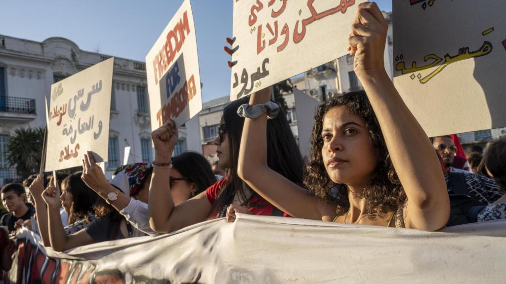 Activistas y sociedad civil desfilaron por el centro de Túnez el último día de campaña electoral para protestar contra el autoritarismo del presidente Kais Saied.