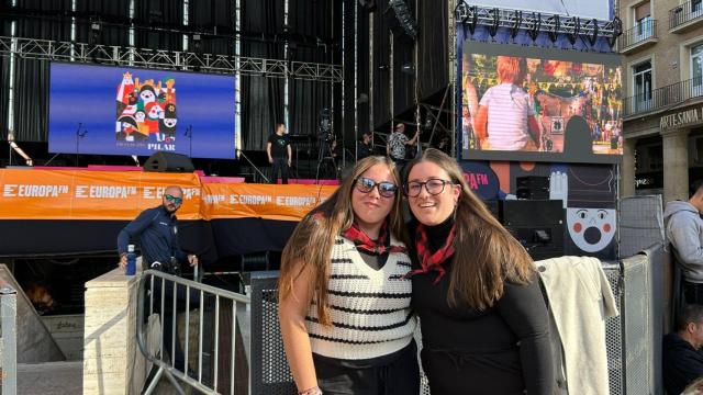 María y Lara, frente al escenario de la Fuente de Goya en la plaza del Pilar, Zaragoza.