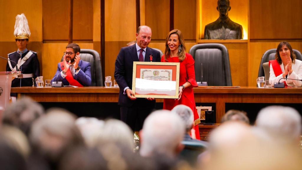 La alcaldesa de Zaragoza entrega la medalla de Oro al vicepresidente del banco Santander.