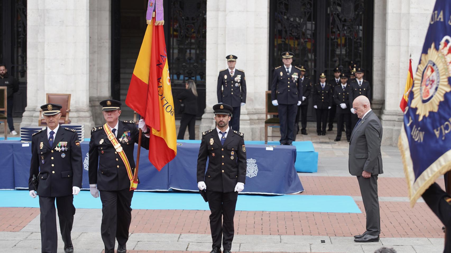 El alcalde de Valladolid, Jesús Julio Carnero, durante el acto de entrega de la Medalla de Oro de la Ciudad de Valladolid a la Policía Nacional