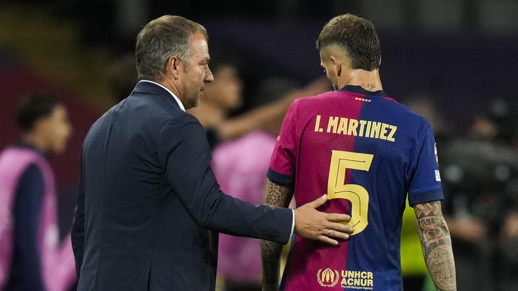 Hansi Flick e Iñigo Martínez durante un partido del FC Barcelona