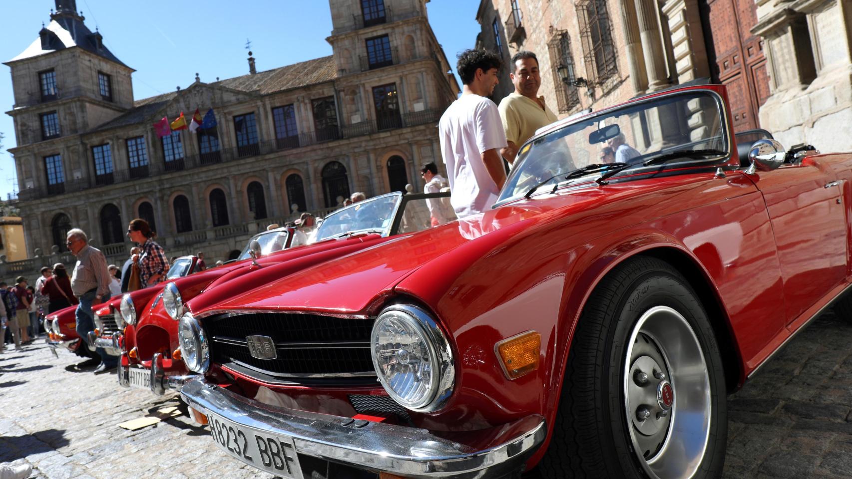 El corazón de Toledo se llena de espectaculares coches y motos clásicas: todas las fotos