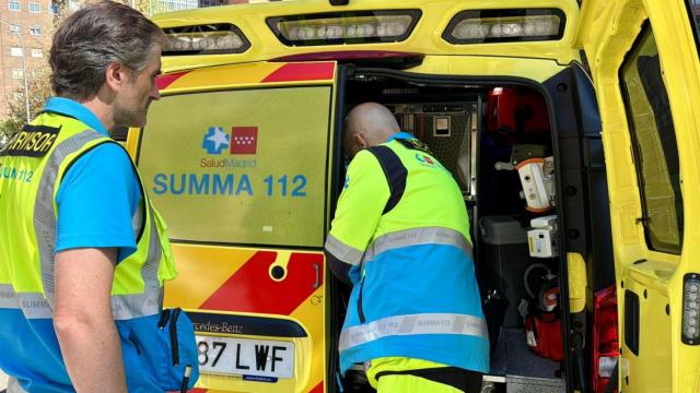 Sanitarios atendiendo al herido en Vallecas.