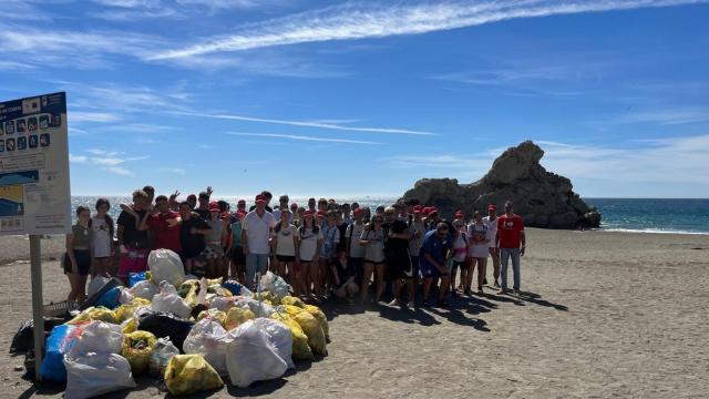 Cerca de 20 voluntarios de CCEP participan en la limpieza de playas en Málaga.