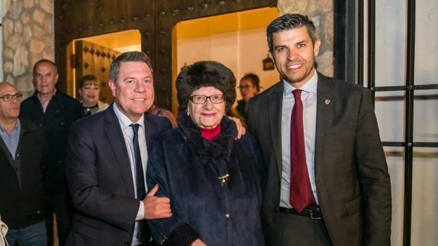 De izquierda a derecha: Emiliano García-Page, presidente de la Junta de Comunidades de Castilla-La Mancha, Lola Madrid y Santiago Lázaro López, alcalde de Campo de Criptana