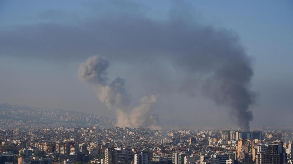 El humo se eleva después del ataque israelí de este sábado en los suburbios del sur de Beirut.