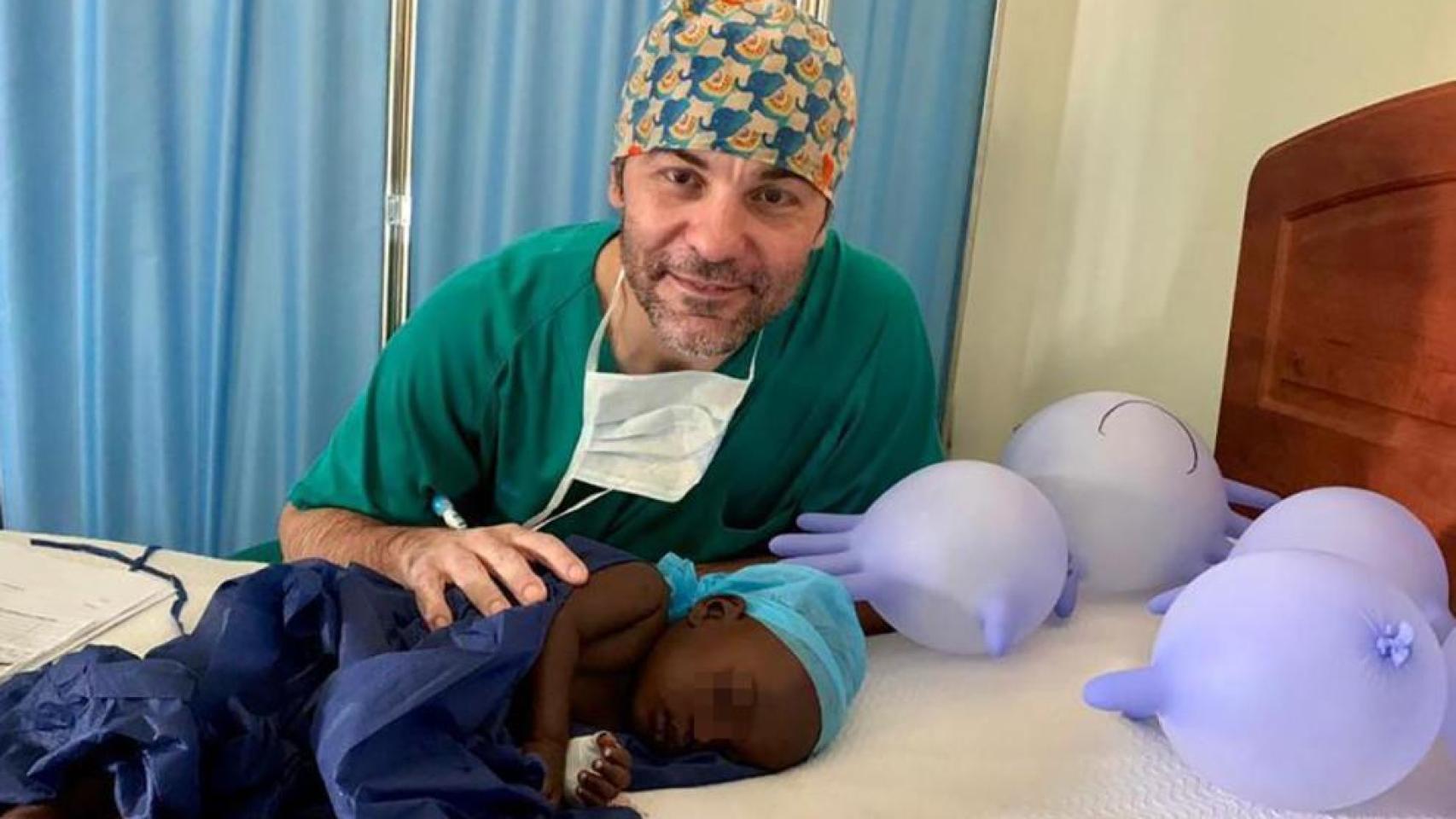 El jefe de cirugía pediátrica del Hospital Clínico de Valladolid, José María Pradillos Serna, con uno de los niños operados en su proyecto solidario.