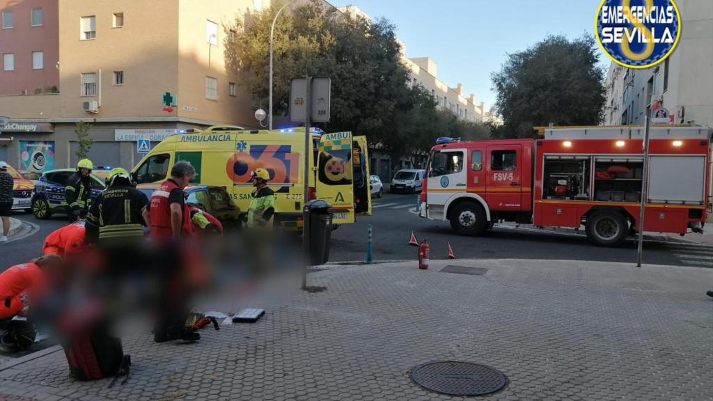 Los servicios sanitarios atienden al motorista herido en San Jerónimo.