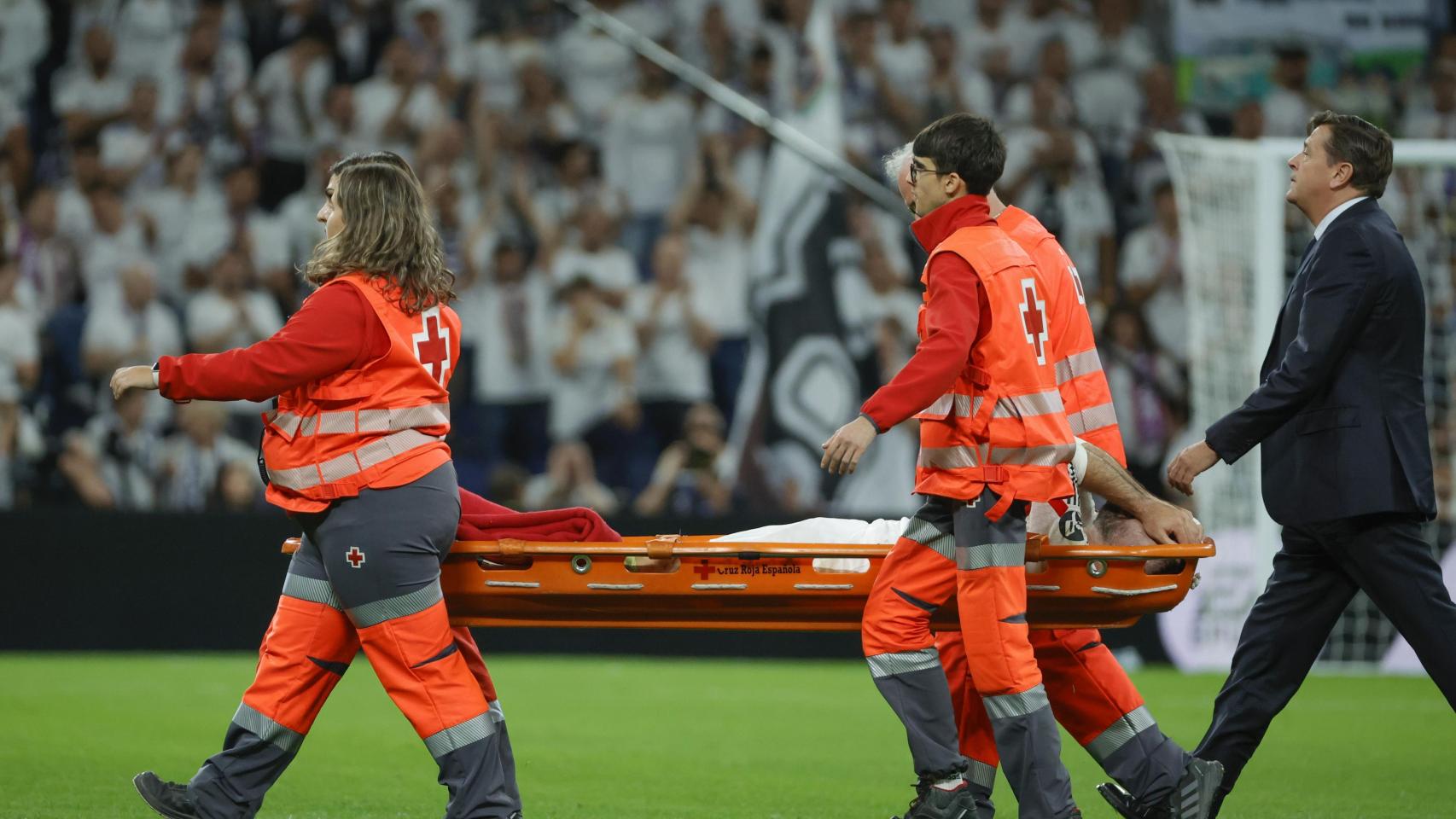 Carvaja, abandona el Bernabéu en camilla.