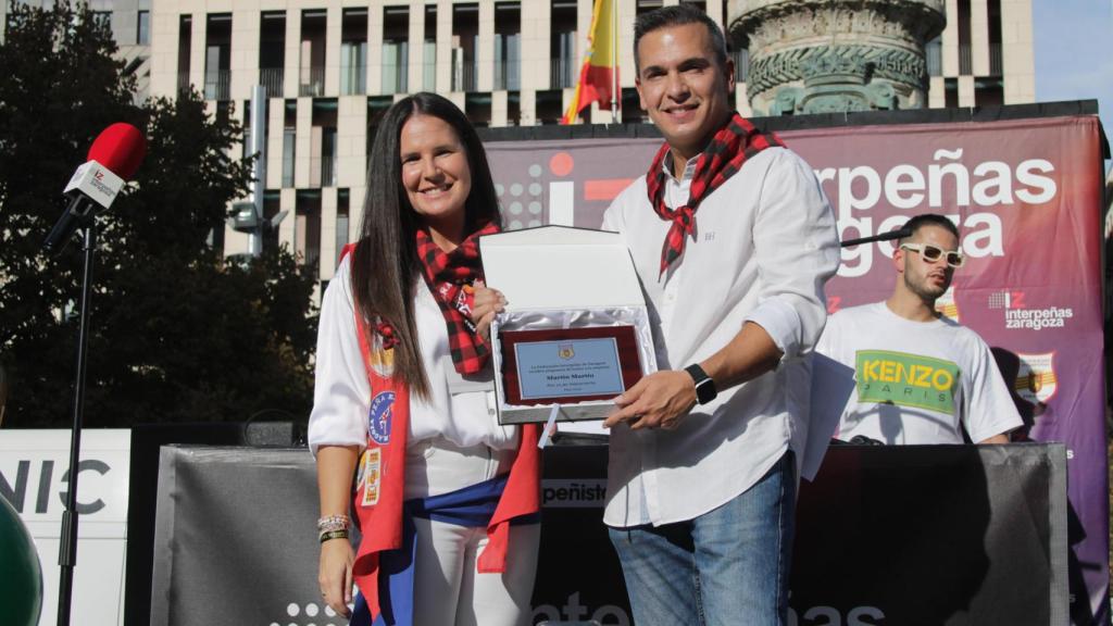 La presidenta de Interpeñas y el pregonero, ayer.