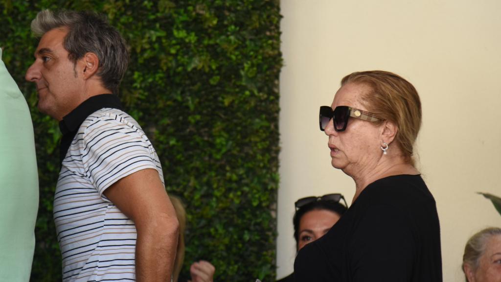 Fernando Marcos y Maite Zaldívar en el funeral de Julián Muñoz.