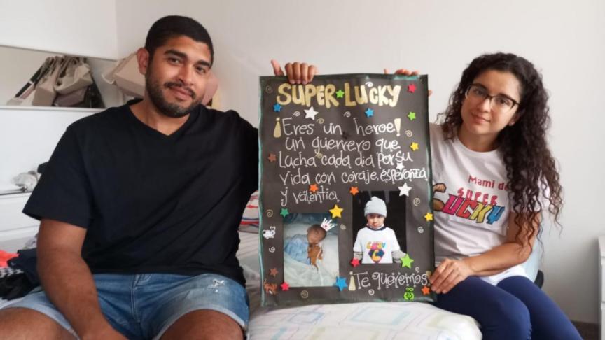 José y Tatiana mostrando orgullosos el collage dedicado a su hijo pequeño, Luciano.