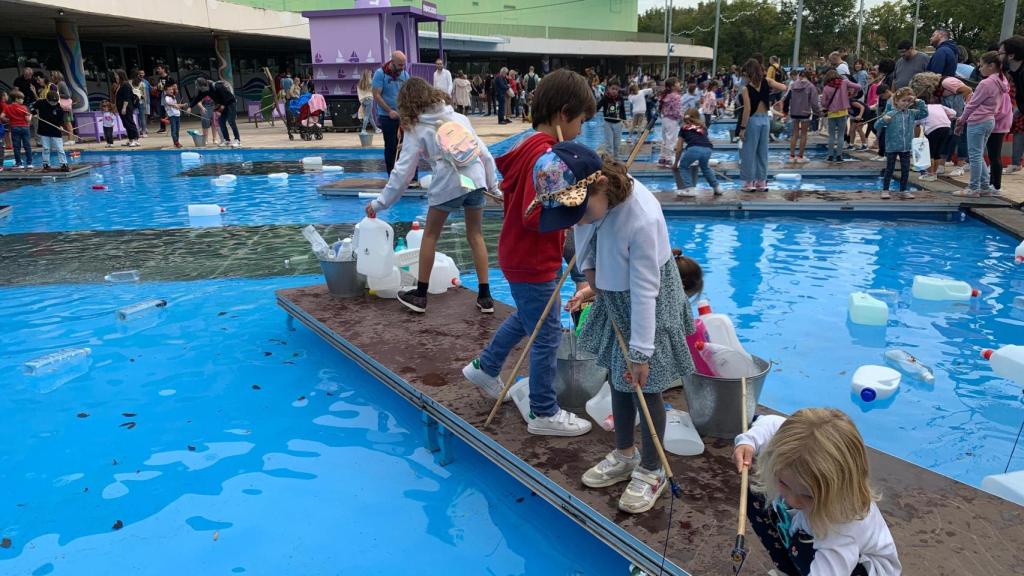 Pesca de bidones en el embarcadero.