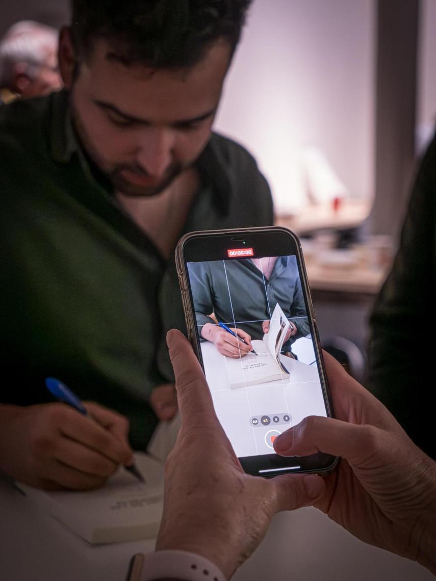 Pol Turró firmando su libro.