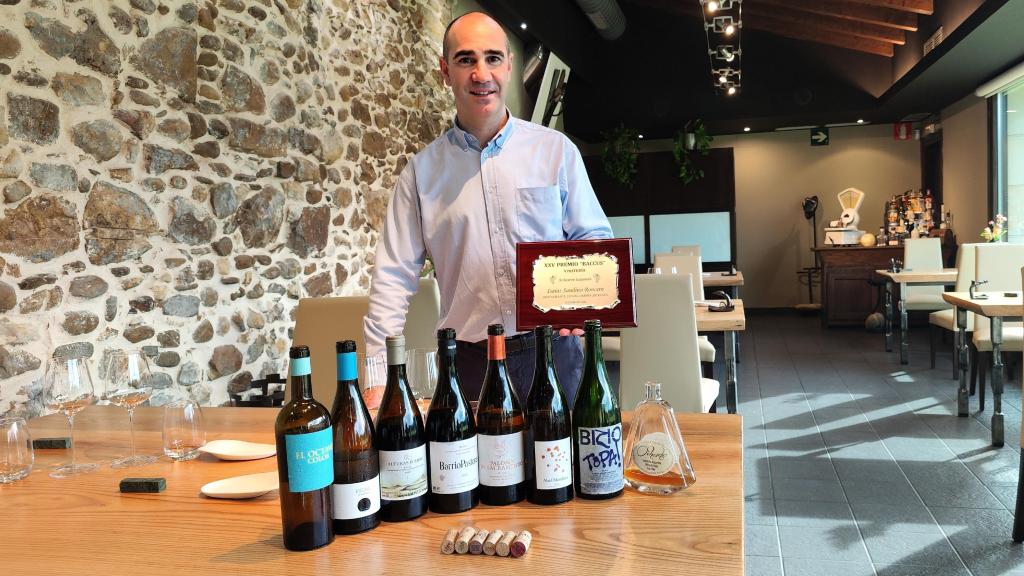 El sumiller Isaias Sandino junto a vinos de Jauregibarria y la placa de su reciente premio.