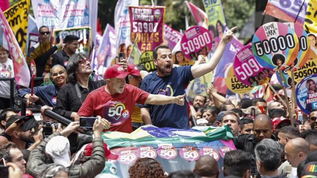 El presidente de Brasil, Luiz Inácio Lula da Silva, acompaña a su candidato a la Alcaldía de São Paulo, Guilherme Boulos, durante un recorrido por las calles de São Paulo por los comicios municipales.