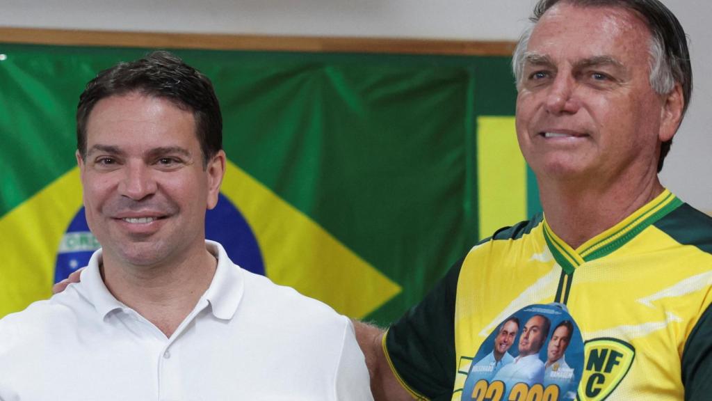 El expresidente de Brasil, Jair Bolsonaro, posa con el candidato a la alcaldía de Río de Janeiro, Alexandre Ramagem