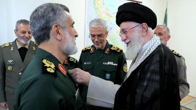 El líder supremo de Irán, el ayatolá Ali Jamenei, otorga la medalla de honor Fath al comandante de la Fuerza Aeroespacial del IRGC, Amir Ali Hajizadeh, en Teherán.